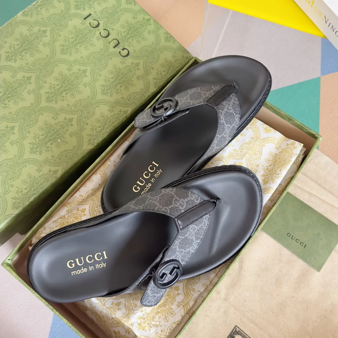 [G Home] Men's Men's Shoes💰: 300💰Size: 38-45 🆕2024Gucci Gucci Summer New Style Double G Presbyopia Flip-flops Cross Sandals Thick Sole Slippers Beach Shoes Original Purchase and Development Production G family's 2024 new summer dark horse items, fashion bloggers at home and abroad have put on the show, and it has become popular on social platforms at home and abroad. Fashionistas must pay for it, and they spend a lot of money to create ingenious craftsmanship and accurately restore every detail. Exquisite packaging at the delivery counter🛍📦 ▪️ Fabric: Original imported double G presbyopic leather ▪️ Lining: Original imported leather ▪️ Sole: Original open molded T men's shoes 💰U outsole ▪️ Bottom thickness: 3CM